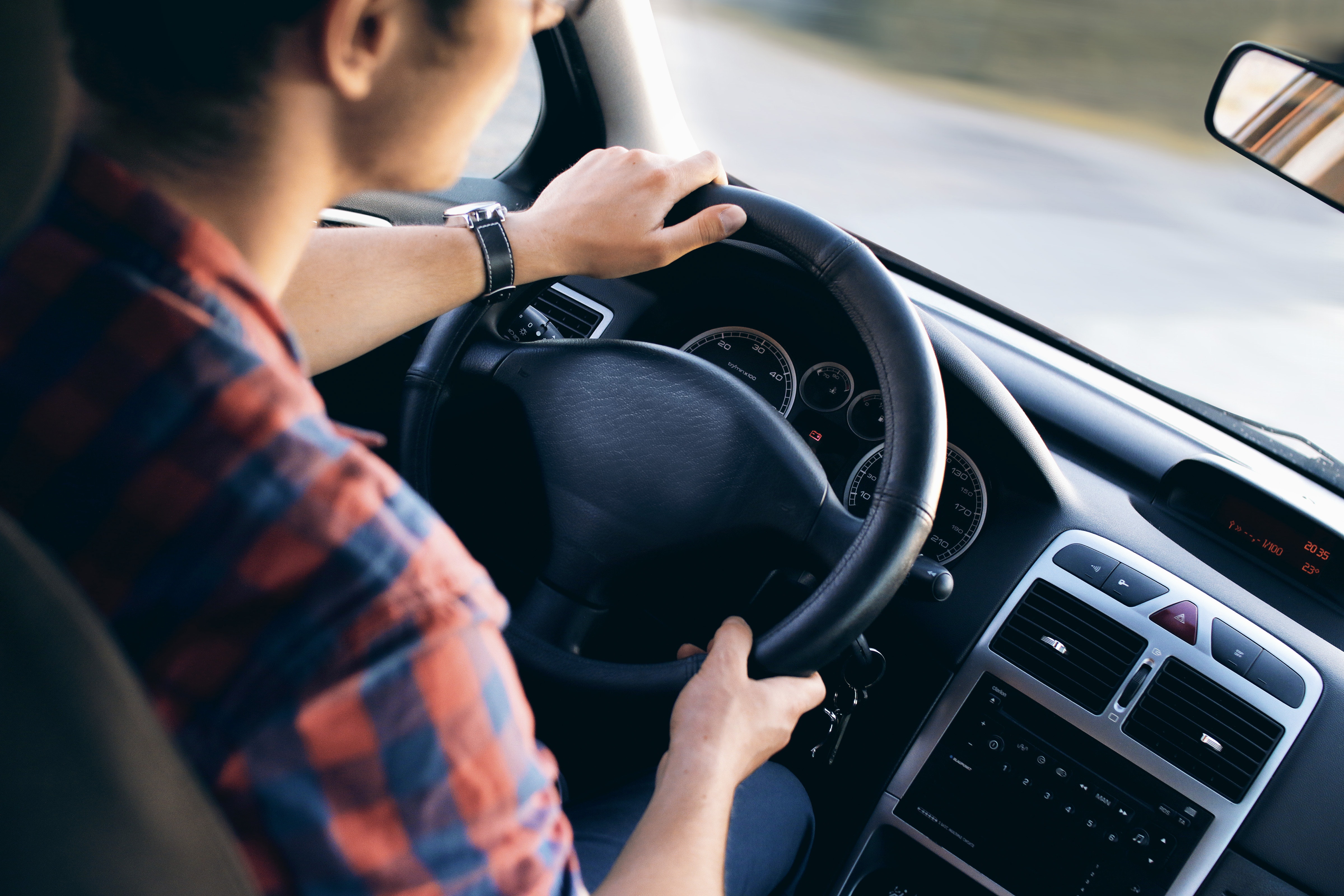 AUTO BLITZ | La vinderea maşinii, foştii proprietari pot cere returnarea banilor de rovinietă
