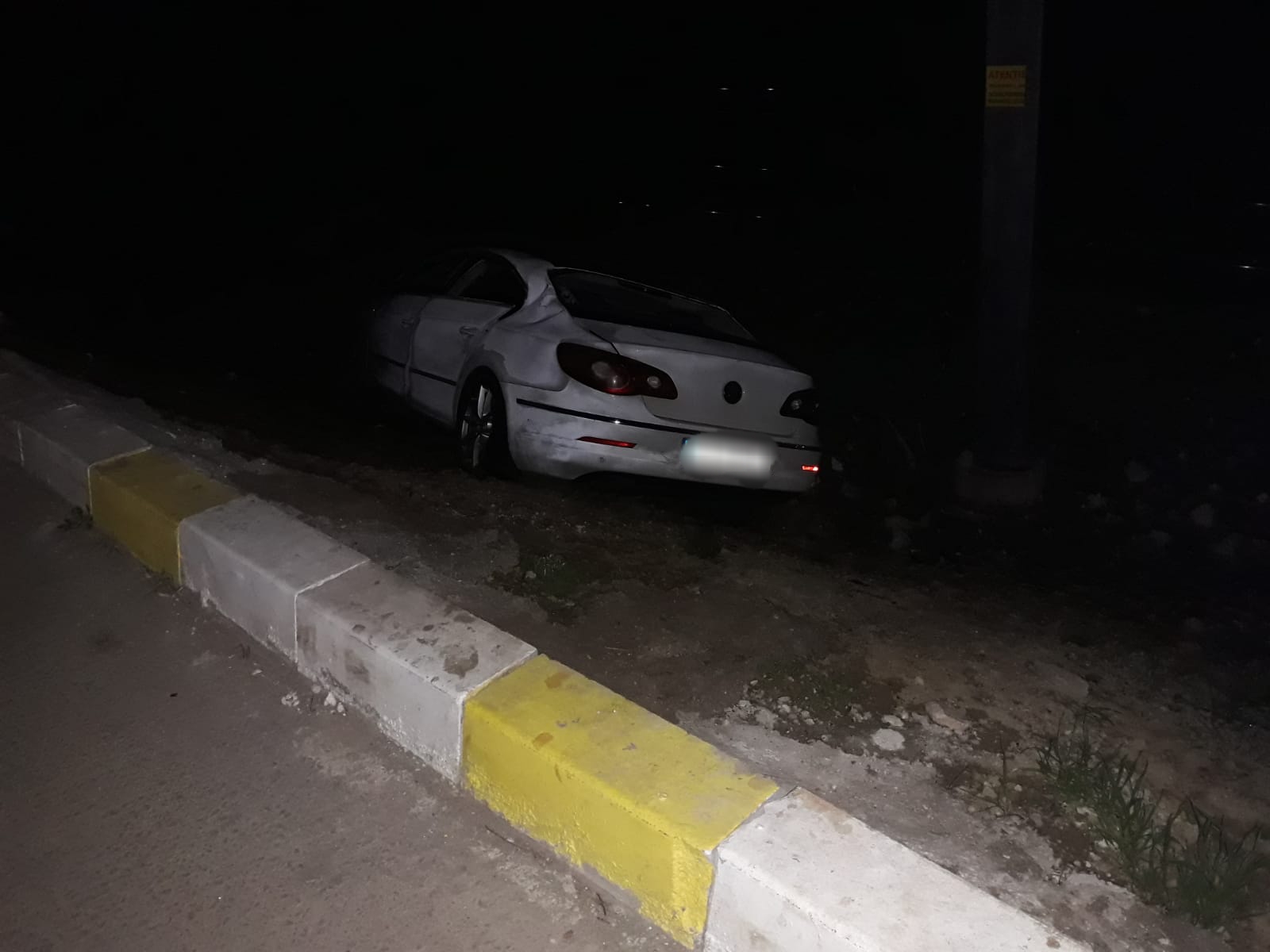 VALU LUI TRAIAN: Un autoturism s-a răsturnat pe terasamentul de cale ferată – FOTO