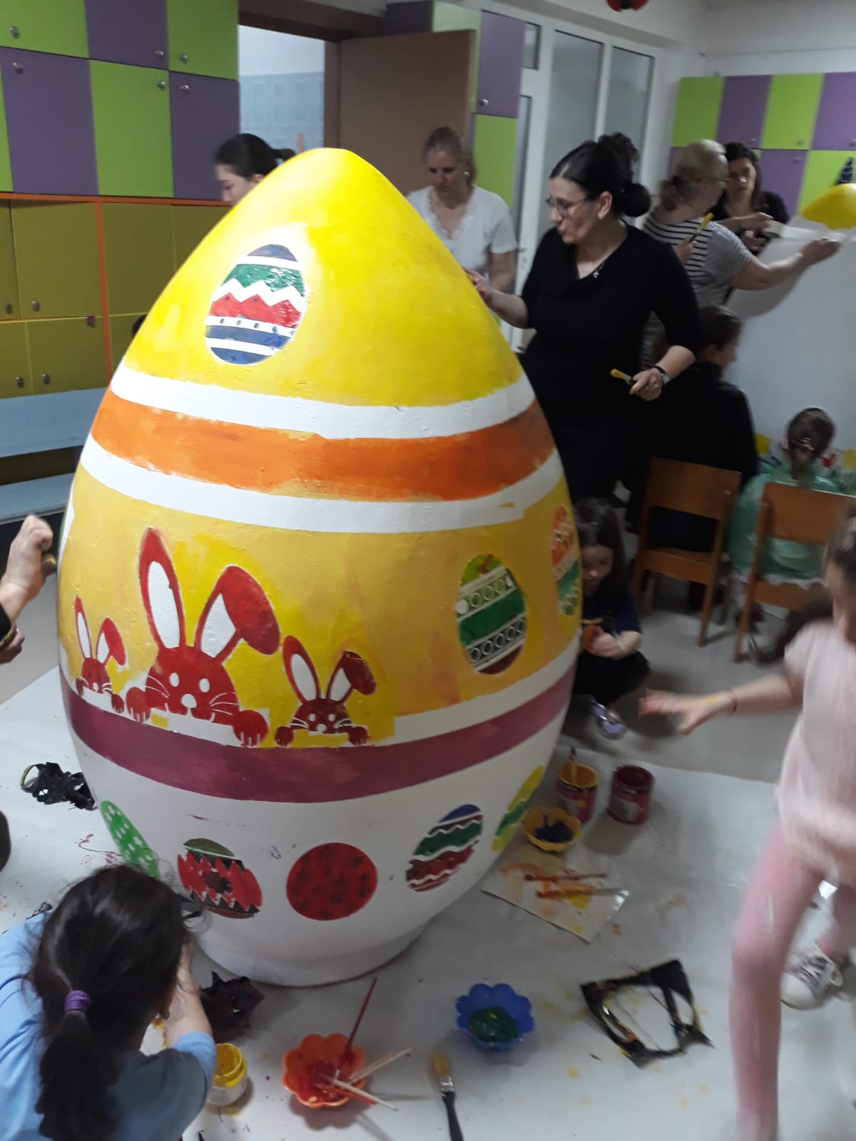 CONSTANȚA: Ouă gigant, pictate de copii pentru copii – FOTO