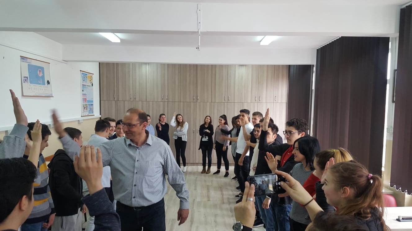 CONSTANȚA/ FOTO: Specialist din cadrul Poliției Elvețiene, în vizită la două licee din oraș