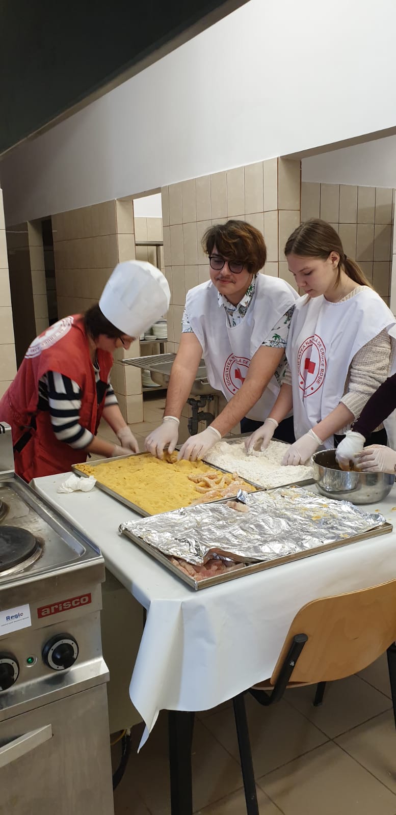 Trei bucătari cunoscuți, alături de voluntarii Crucii Roșii, au gătit pentru 120 de copii din familii defavorizate
