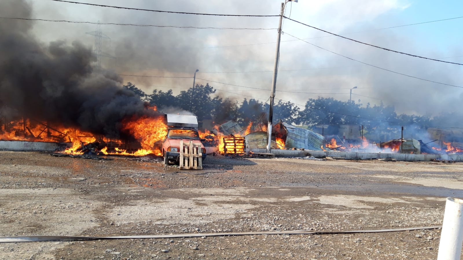 CONSTANȚA: Un incendiu a avut loc la Târgul de legume-fructe de pe varianta Ovidiu – FOTO/VIDEO