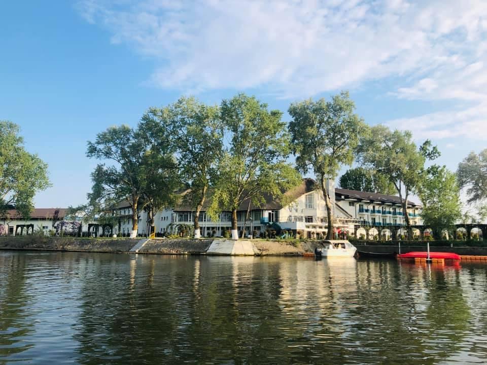 Pensiunile din Deltă, pline de pescari, se pregătesc de ultimele concursuri ale anului