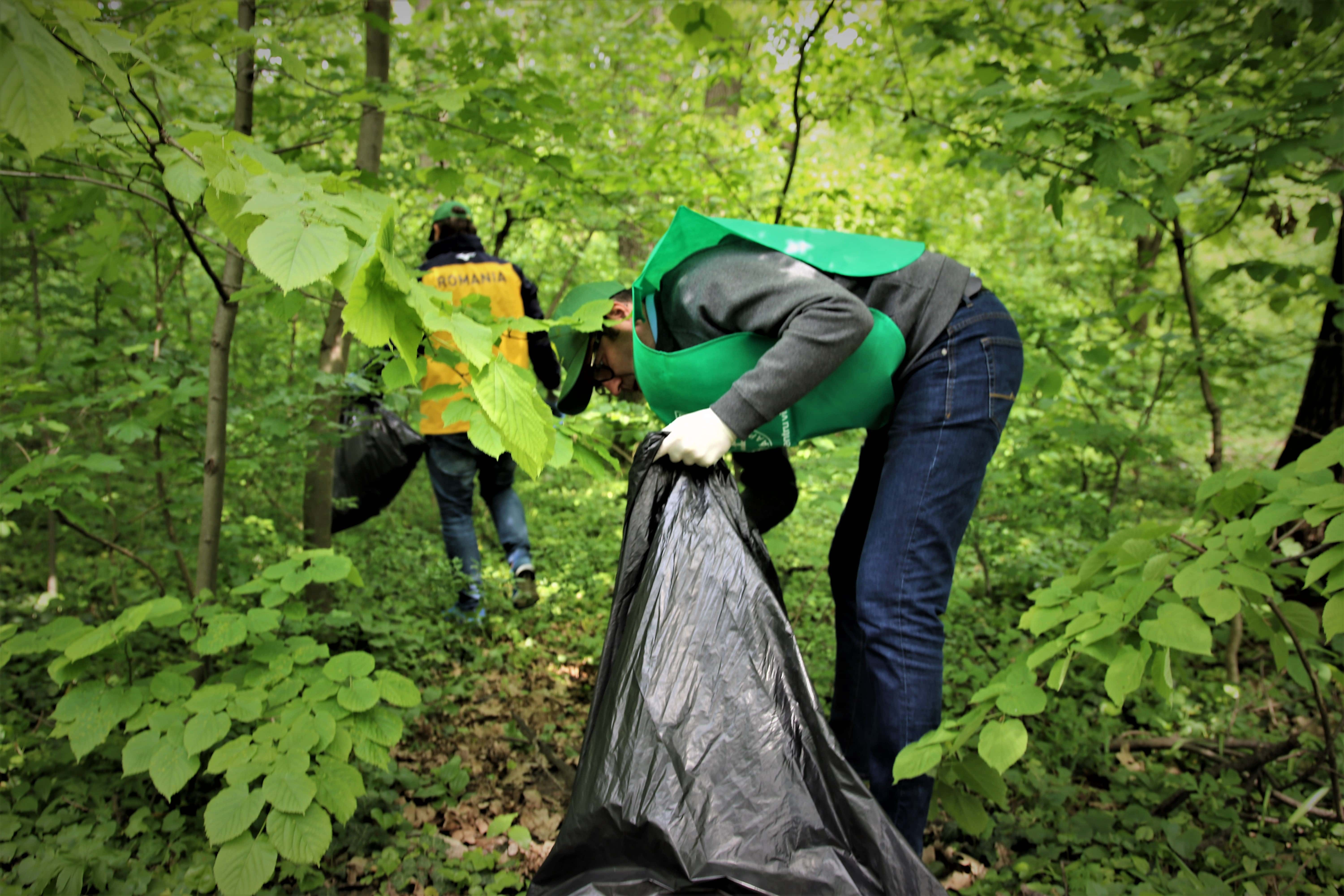 Peste 140 de tone de deșeuri au fost colectate în acțiunea de igienizare organizată de Romsilva și Ministerul Tineretului și Sportului
