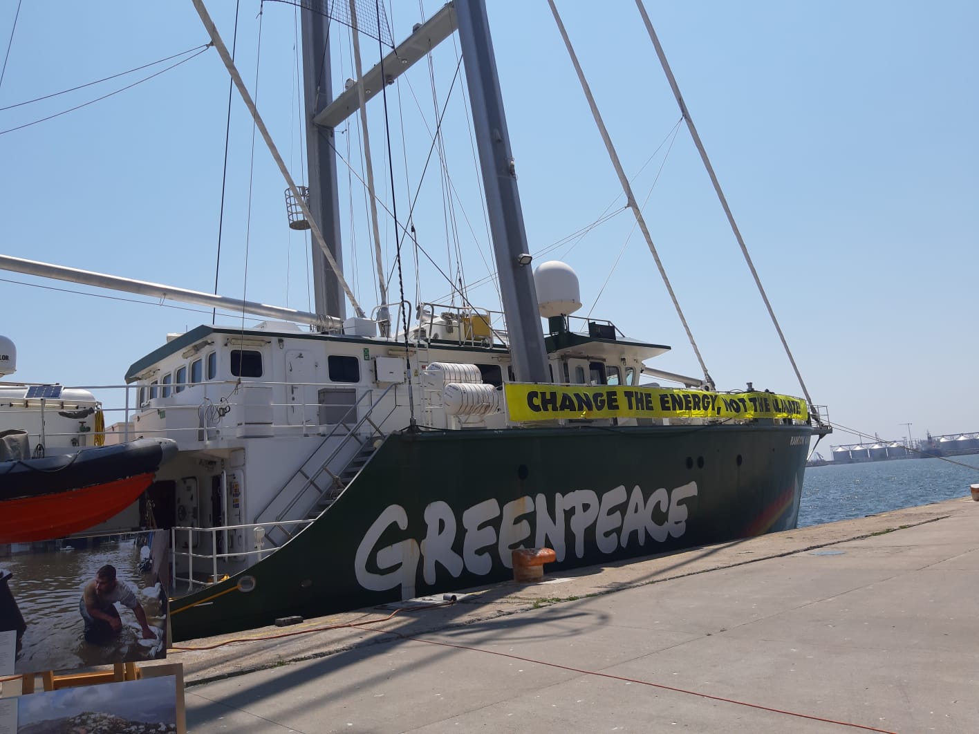 ”Rainbow Warrior” a acostat astăzi, în Portul Constanţa – FOTO