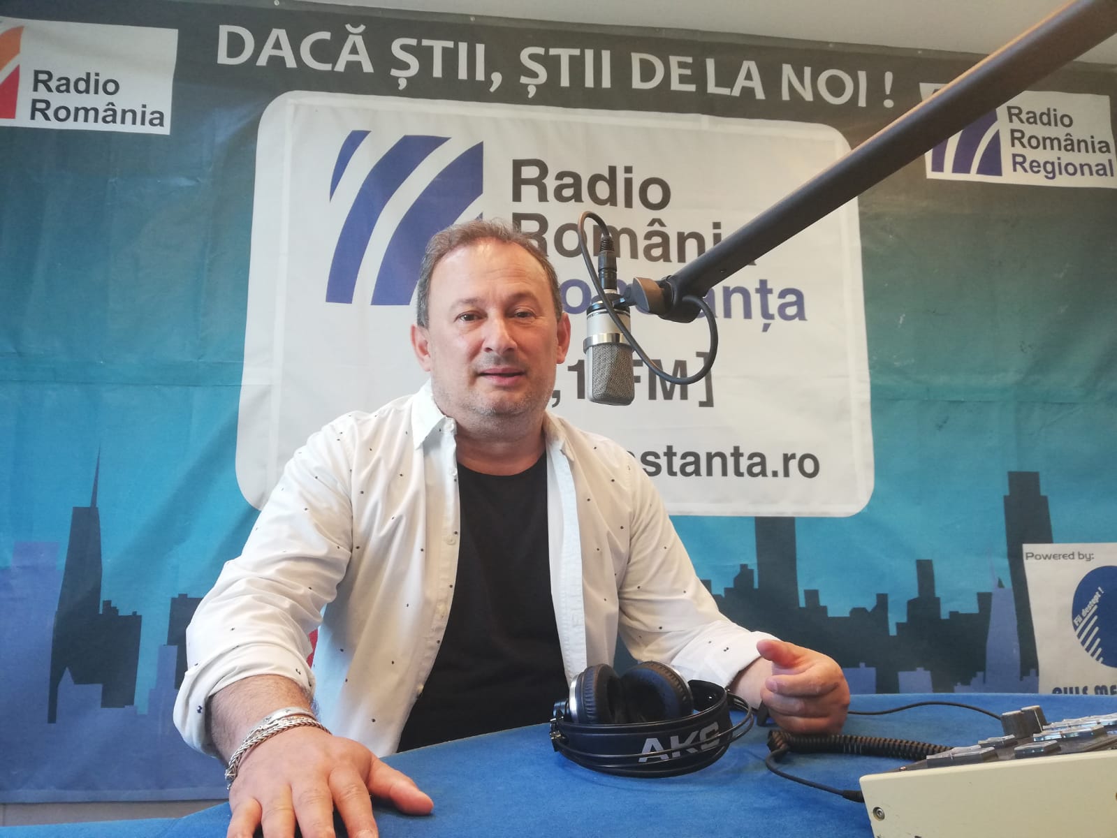 „Ziua Aromânilor de Pretutindeni” – artistul aromân Stelu Enache invitat la Interviul Dimineții