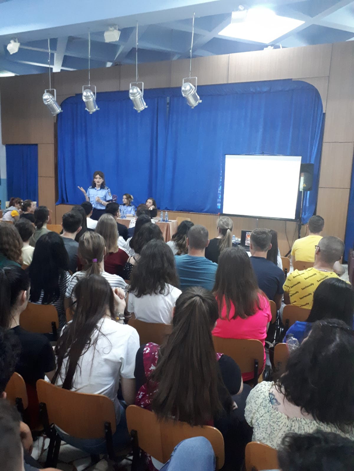 MEDGIDIA: Un seminar legat de siguranţa pe internet a tinerilor a avut loc în mai multe licee din oraș