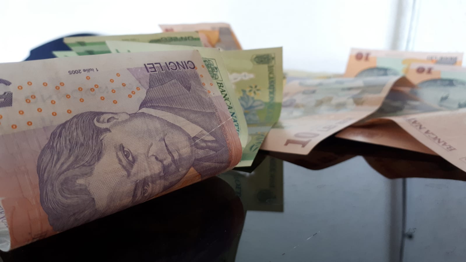 CERNAVODĂ: Un membru al unei secții de votare ar fi oferit bani unui alegător