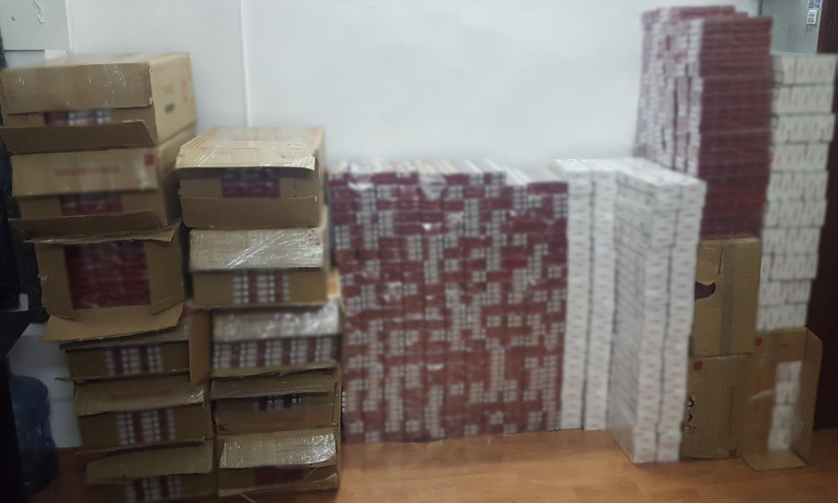 Peste 13.000 de pachete cu țigări de contrabandă, descoperite de polițiștii de frontieră – FOTO