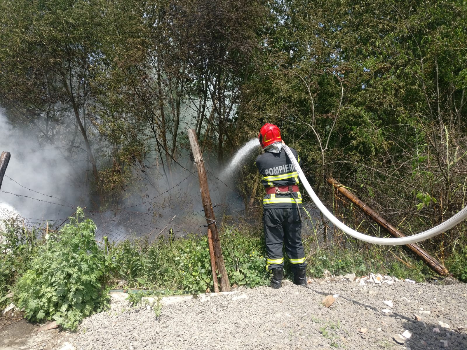 TULCEA: Incendiu în zona industrială! Există pericol de extindere la halele din apropiere
