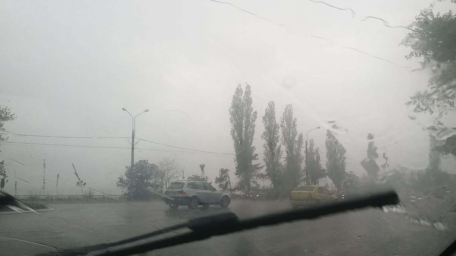 CONSTANȚA/TULCEA: Cod portocaliu de inundații. Trafic blocat pe DN 22A