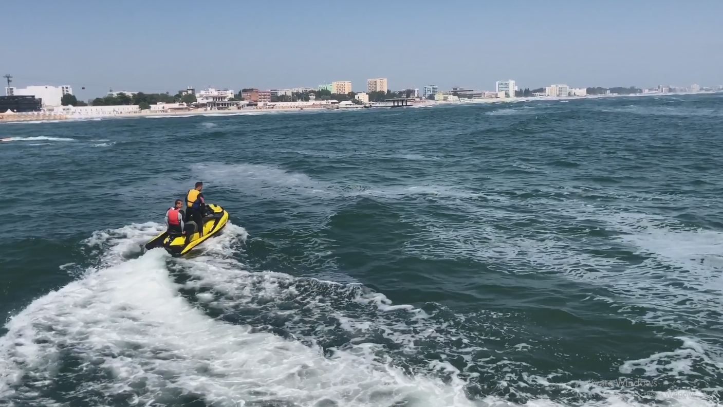 MAMAIA: Persoane duse de valuri în largul mării, recuperate de salvamari