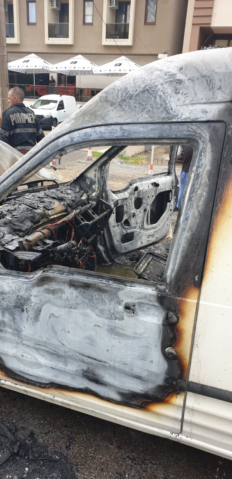 CONSTANȚA: Trafic rutier restricţionat la intrarea în staţiunea Mamaia, după ce o autoutilitară a luat foc în mers – FOTO