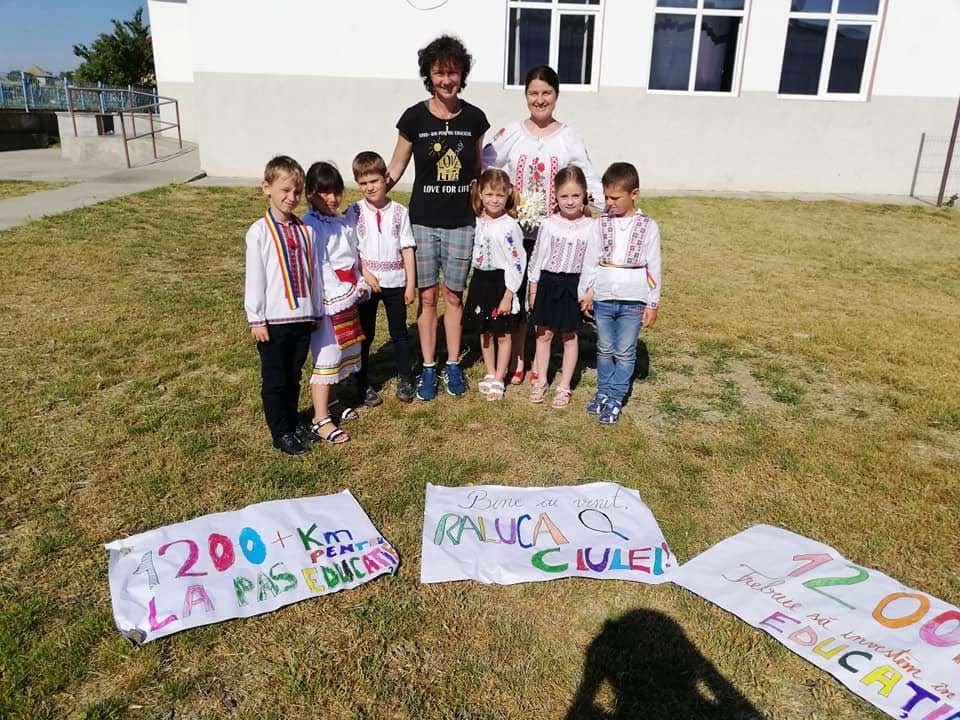 După 1.100 kilometri parcurși pe jos, Raluca Ciulei ajunge în Constanța