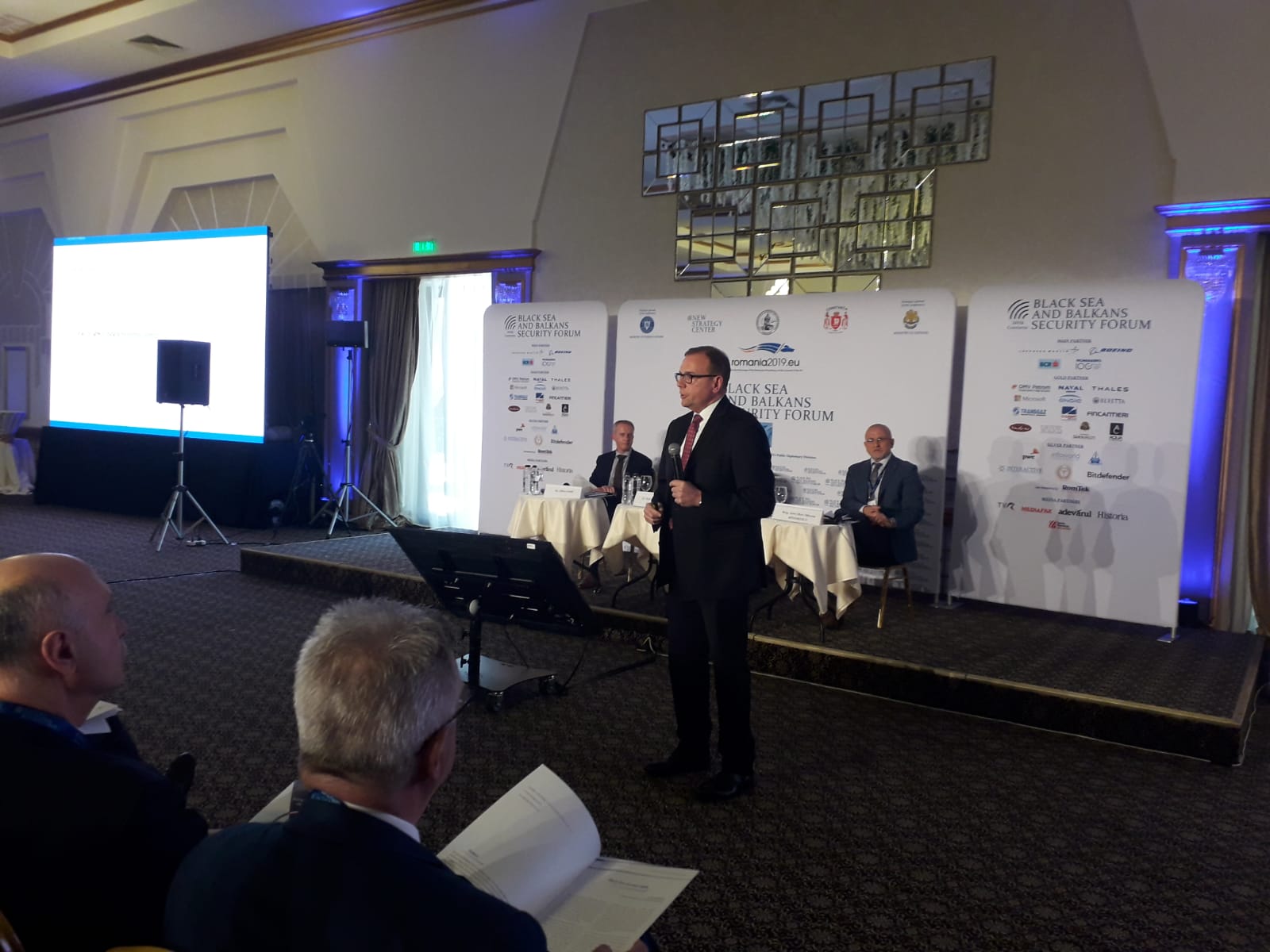 FOTO Forum regional pe tema securității din zona Mării Negre și a Balcanilor, în stațiunea Mamaia | „O țintă, cumva, tot suntem, chiar dacă nu ne agresează nimeni militar“