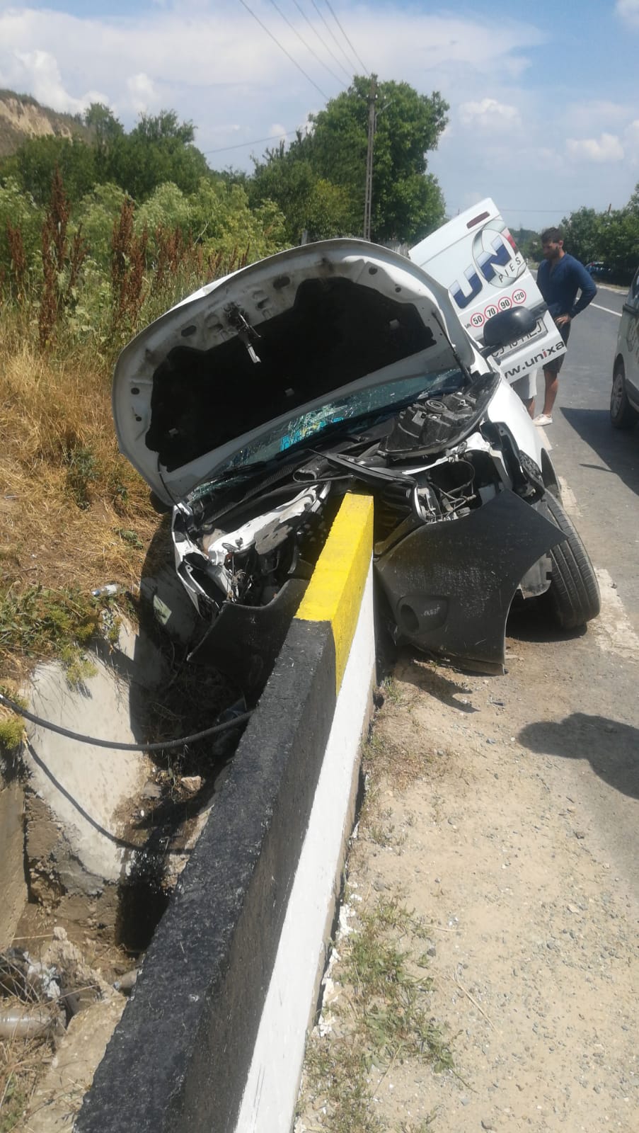 A pierdut controlul volanului și a intrat într-un cap de pod – FOTO