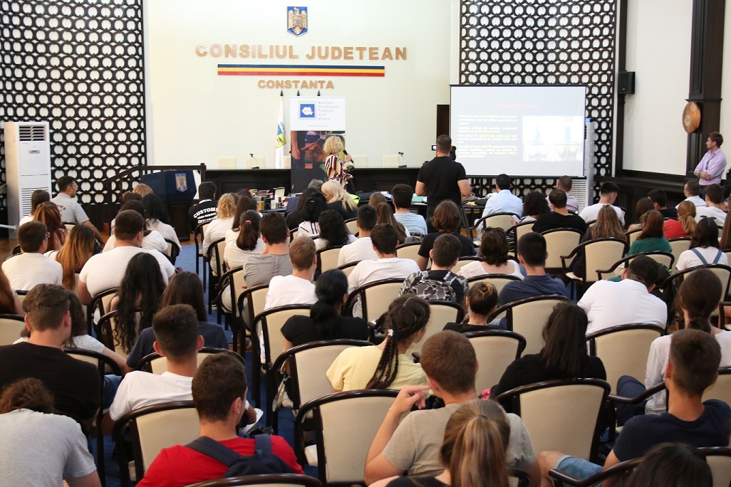 CONSTANȚA: Asociația ACTIV a discutat cu elevii despre pericolele traficului ilicit de mărfuri