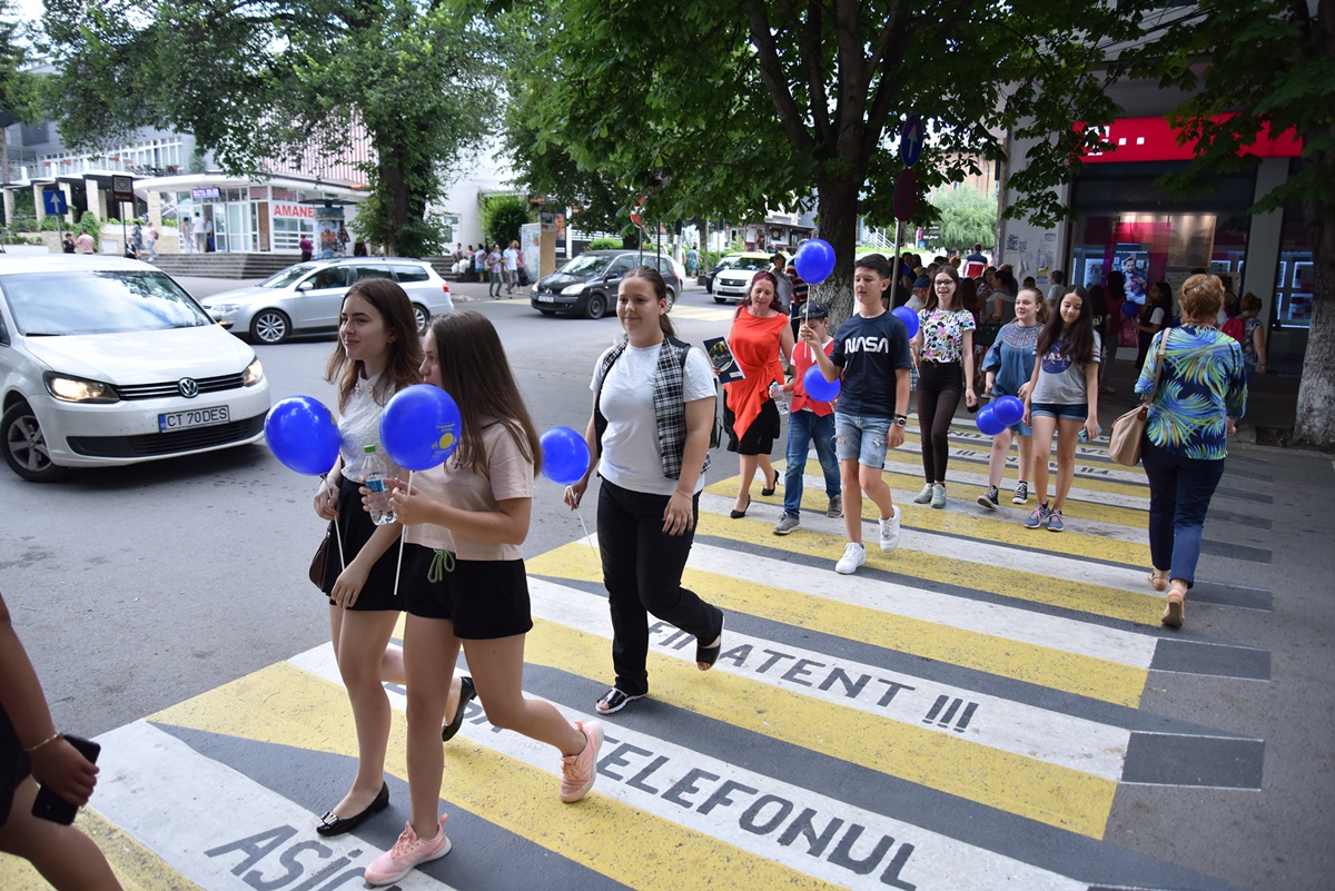 6 din 10 elevi de gimnaziu cunosc regulile principale de conduită în trafic – FOTO