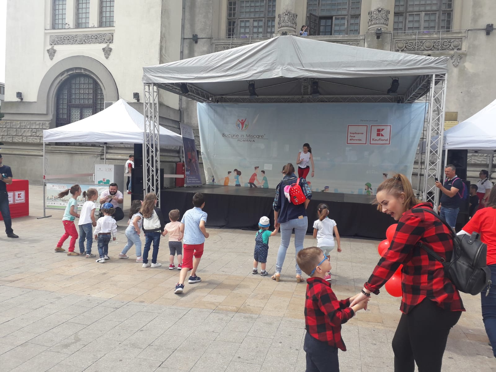 CONSTANȚA: Ziua copilui sărbătorită în piața Ovidiu