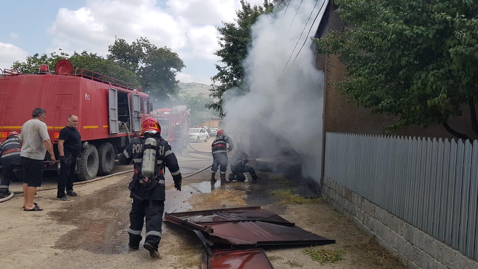 TULCEA/FOTO: Garaj și mașină distruse de un incendiu
