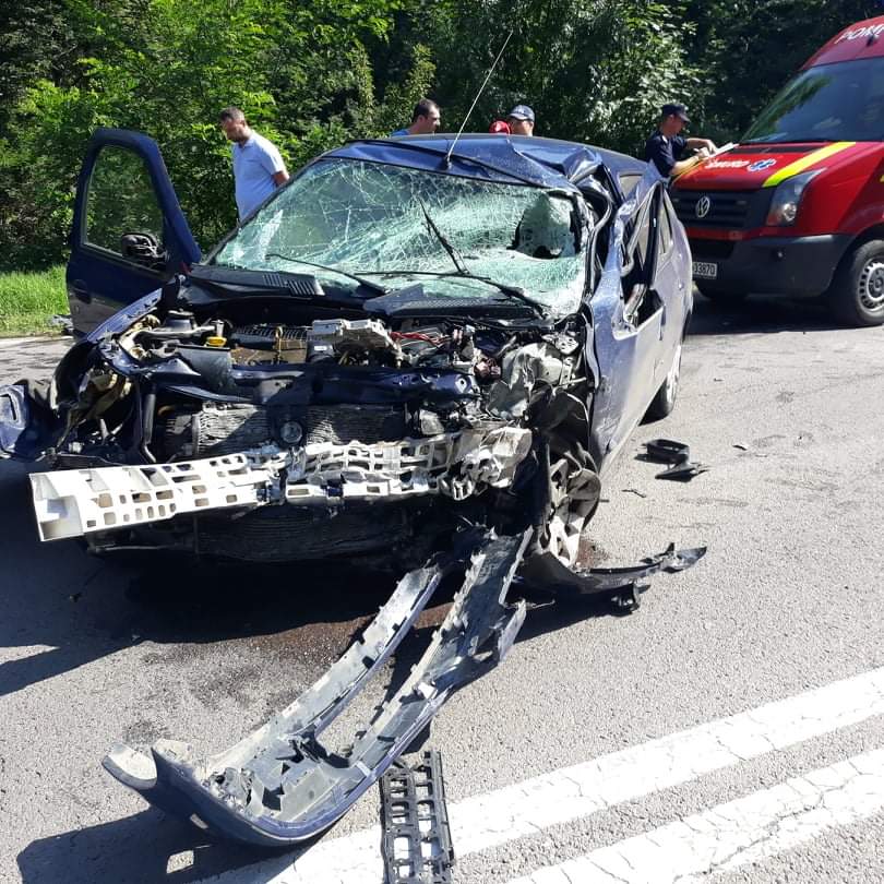 FOTO: Accident rutier grav la intrare în Valu lui Traian. O persoană a fost încarcerată
