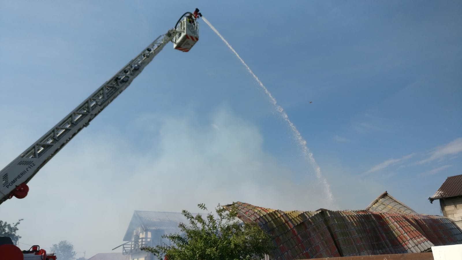 TULCEA/ FOTO: Pensiune distrusă de un incendiu. Turiști evacuați