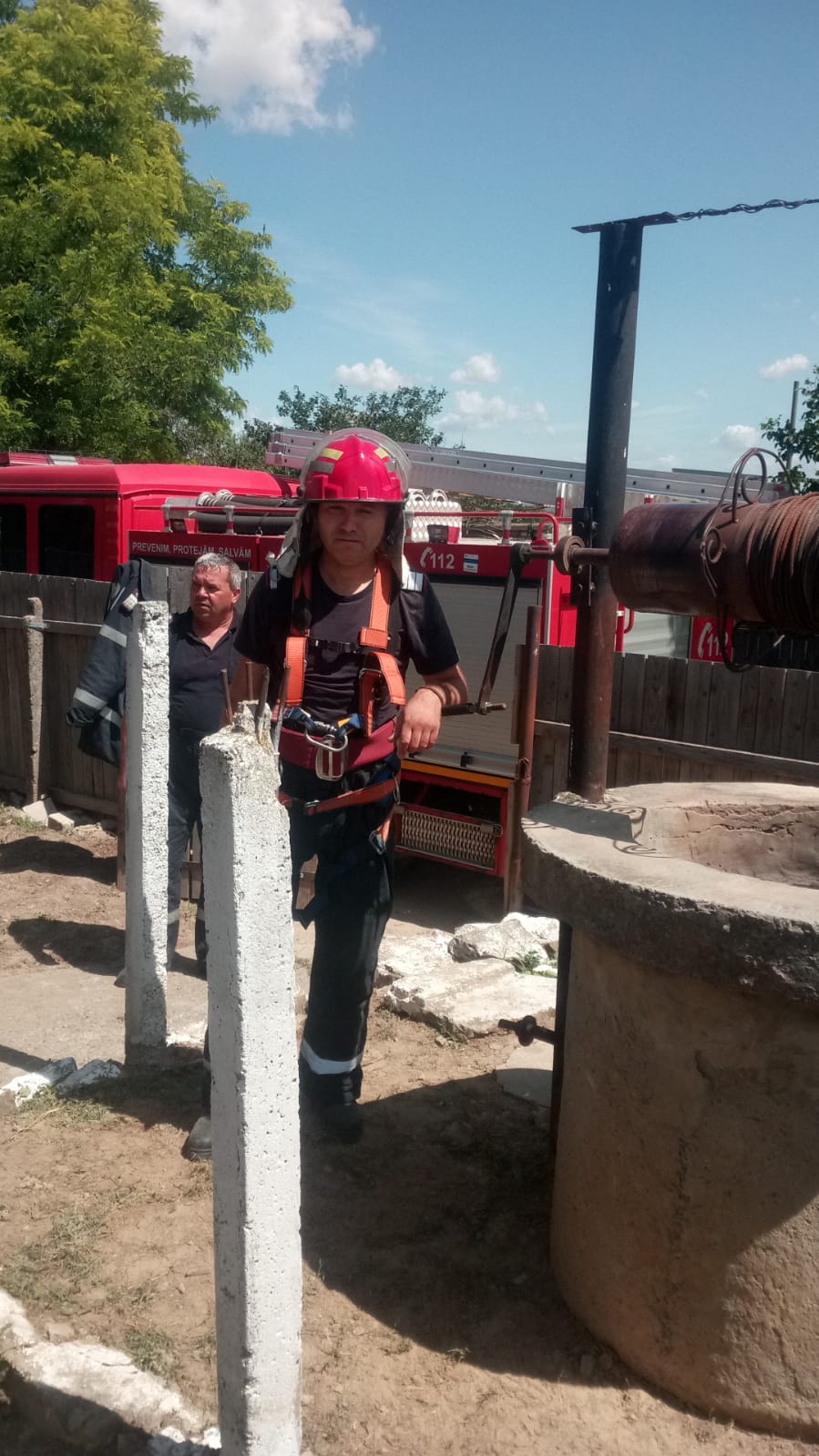 TULCEA/FOTO: Femeie salvată de pompieri după ce a căzut într-o fântână de 20 de metri