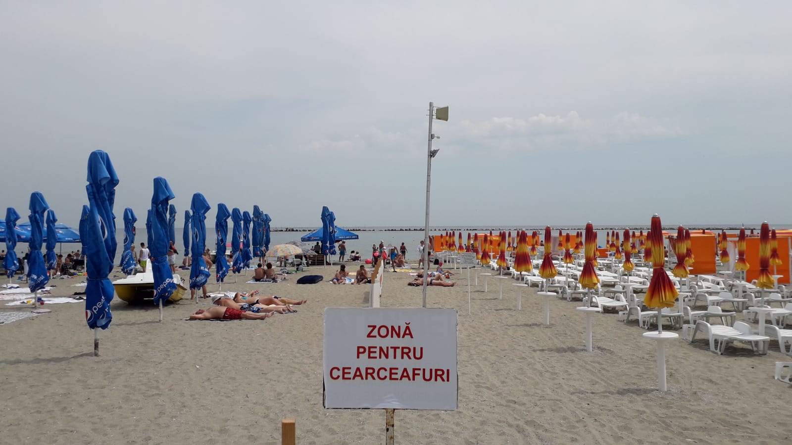 Protest față de plajele ocupate cu șezlonguri, la Constanța