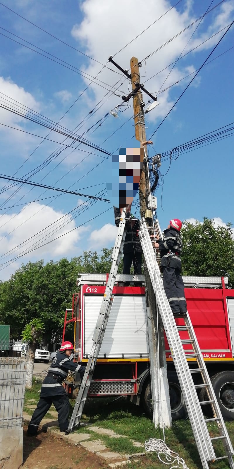 CONSTANȚA/FOTO: Angajatul unei companii de telefonie a murit electrocutat