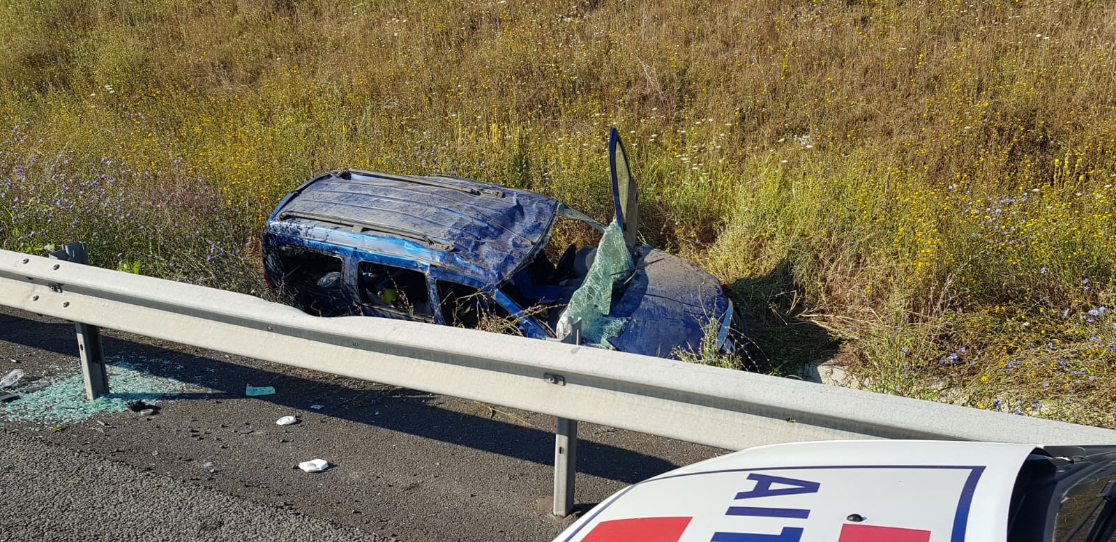 FOTO: O mașină s-a răsturnat pe A2. Două persoane au fost rănite