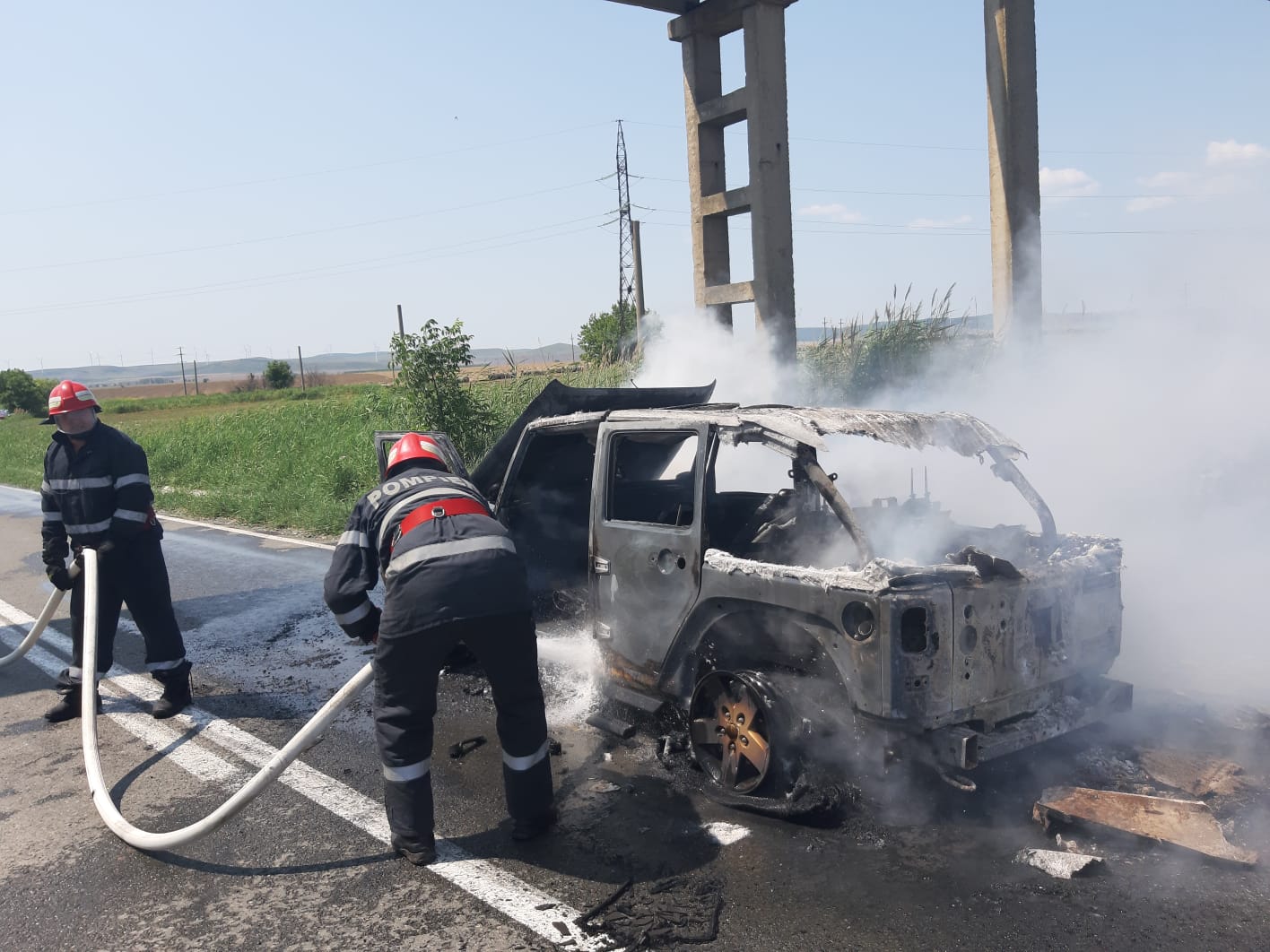 TULCEA: Autoturism în flăcări în apropiere de Babadag