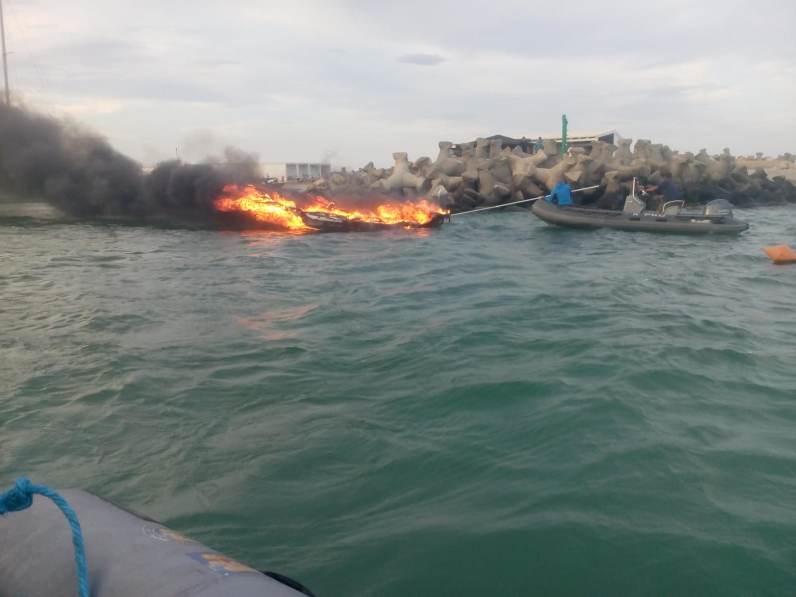 Ambarcaţiune în flăcări la Eforie!