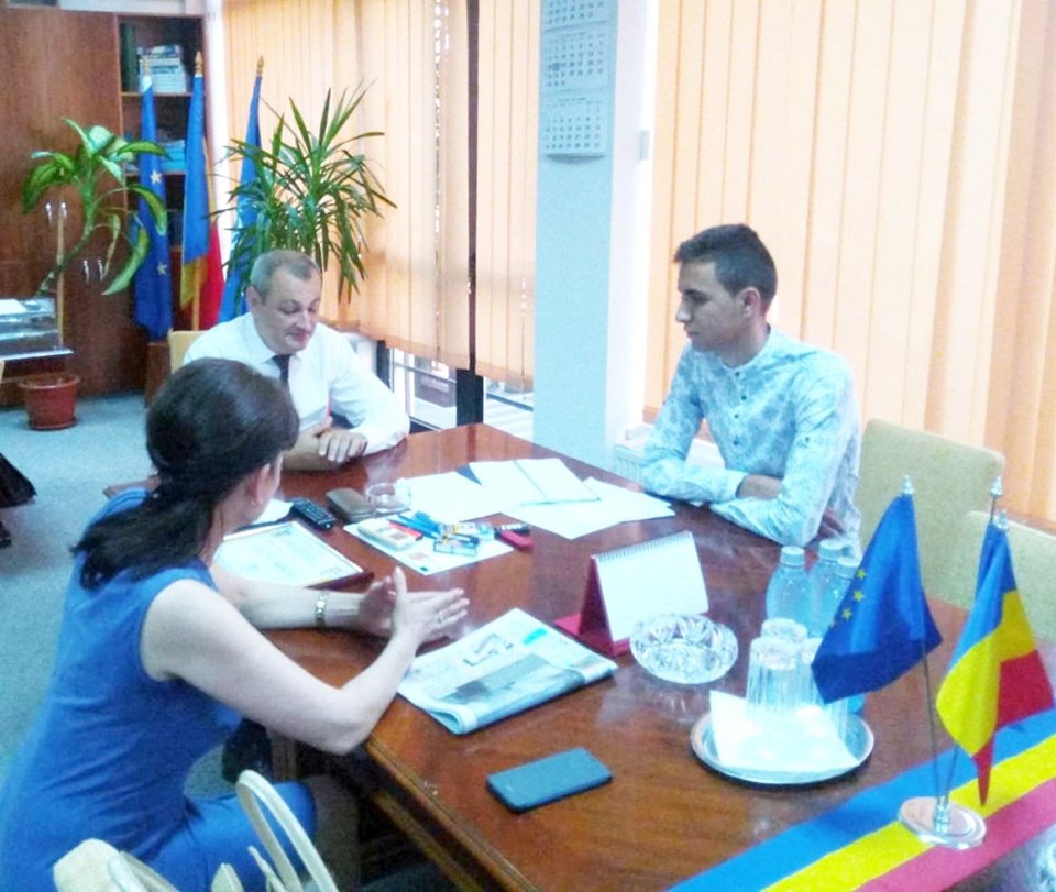 Ionuț Mogoș, singurul elev din județul Tulcea care a obținut nota 10 la bacalaureat, felicitat și premiat în cadrul unui eveniment organizat la sediul Prefecturii Tulcea