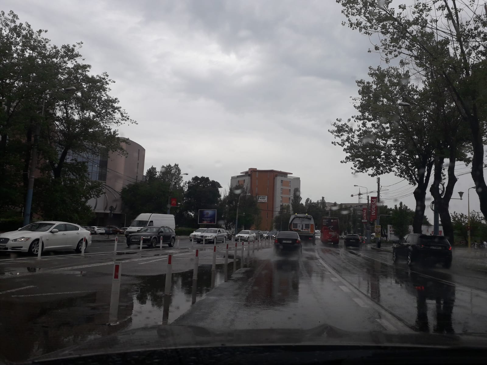 Ploaia torențială a alungat turiștii de pe plajă. Traficul dinspre Mamaia, aproape blocat