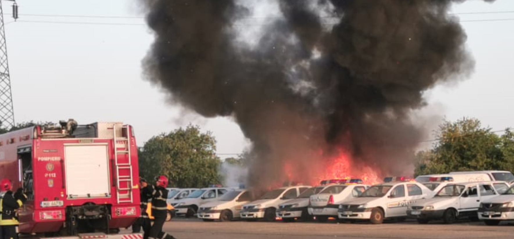 CONSTANȚA/FOTO: Mașini distruse de un incendiu produs în curtea unei secții de poliție