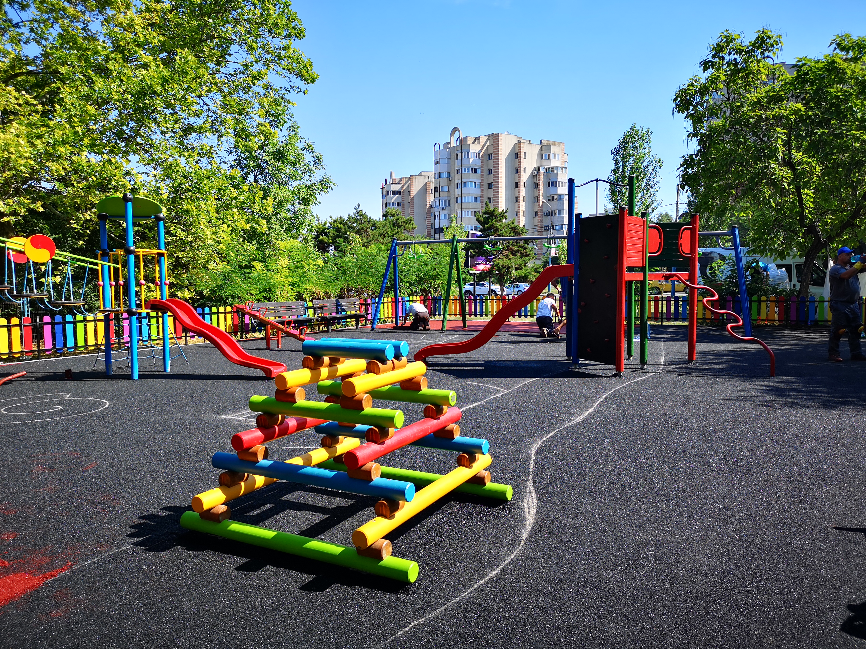 CONSTANȚA: Continuă amenajarea spațiilor de joacă pentru copii – FOTO