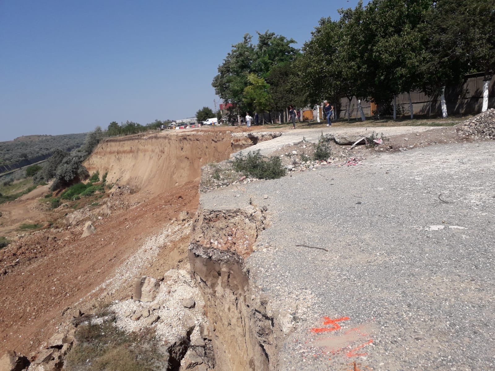 CUMPĂNA: Alte familii vor fi evacuate pentru consolidarea malului. Se așteaptă un utilaj de 100 de tone