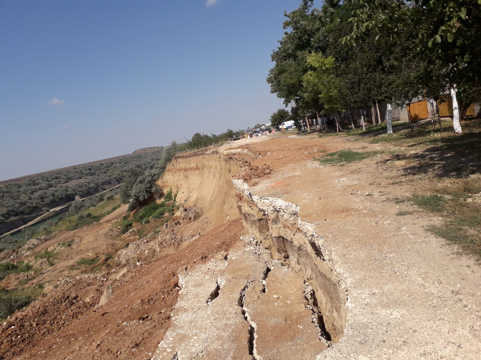 CUMPĂNA: Malul Canalului Dunăre-Marea Neagră a început să se prăbușească în urmă cu 2 ani. Acum, alte 27 de locuinţe sunt în pericol
