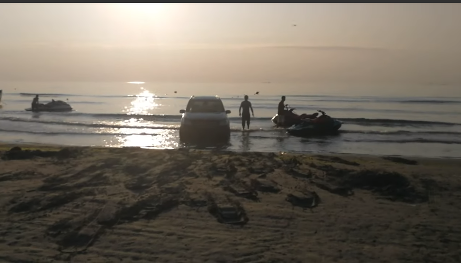 CONSTANȚA: Amendat cu 10.000 de lei pentru că a intrat cu mașina în mare