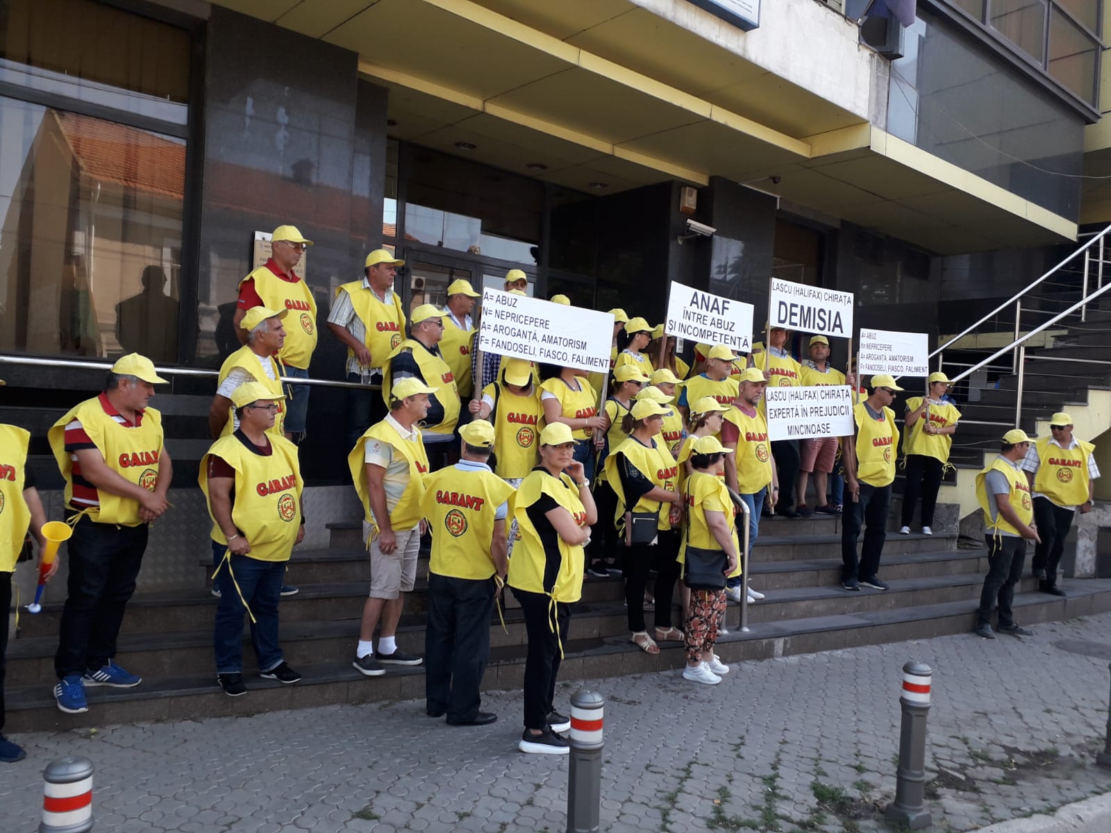 CONSTANȚA: Mai mulți angajați ai unei case de amanet au protestat în fața sediului Agenției Județene de Administrare Fiscală