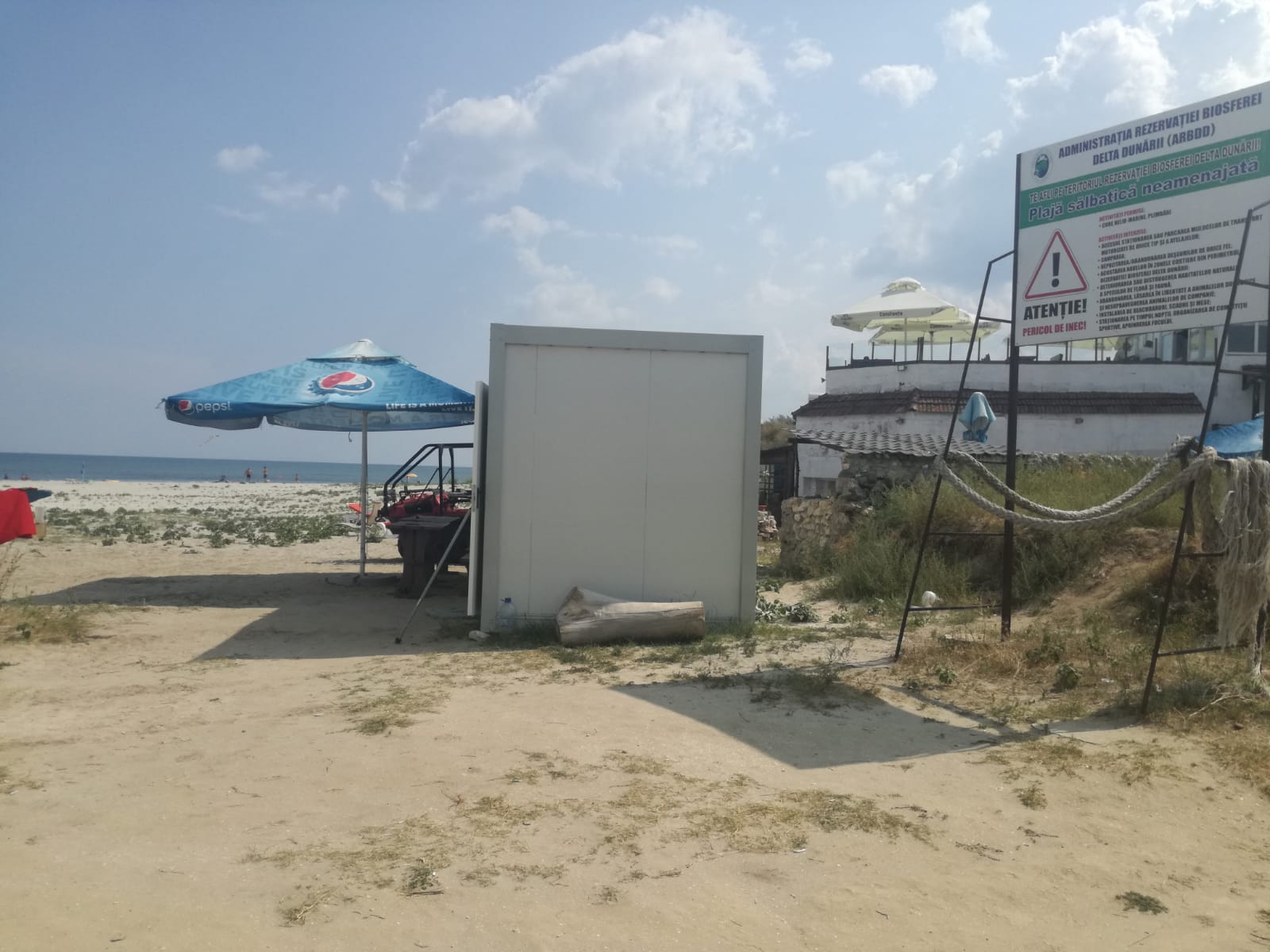 O femeie de 82 de ani, la un pas de înec, pe plaja Vadu