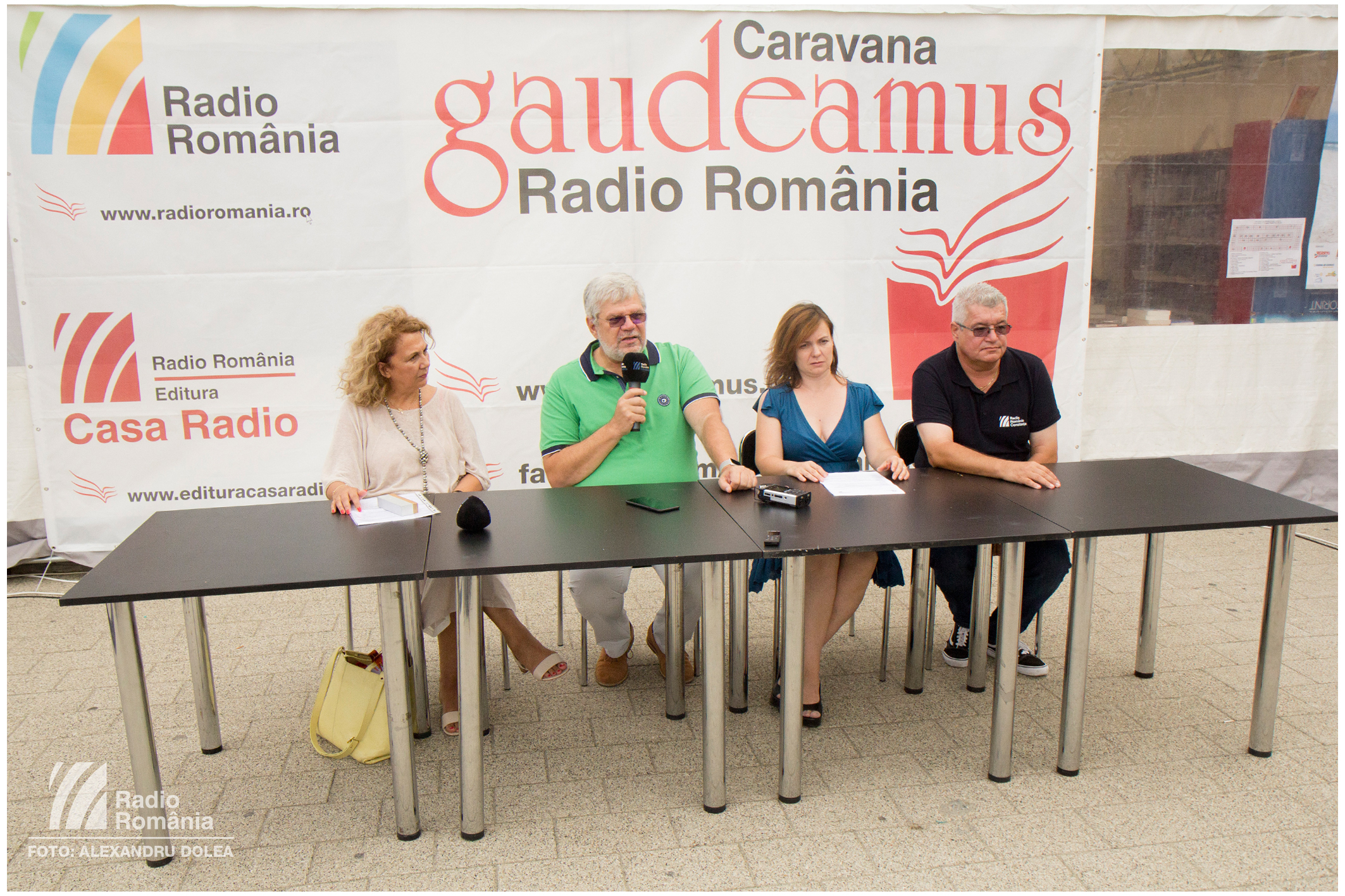 FOTO Târgul Gaudeamus Radio România Litoral, deschis oficial la malul mării | Lansări de carte și spectacole atractive, într-o atmosferă estivală