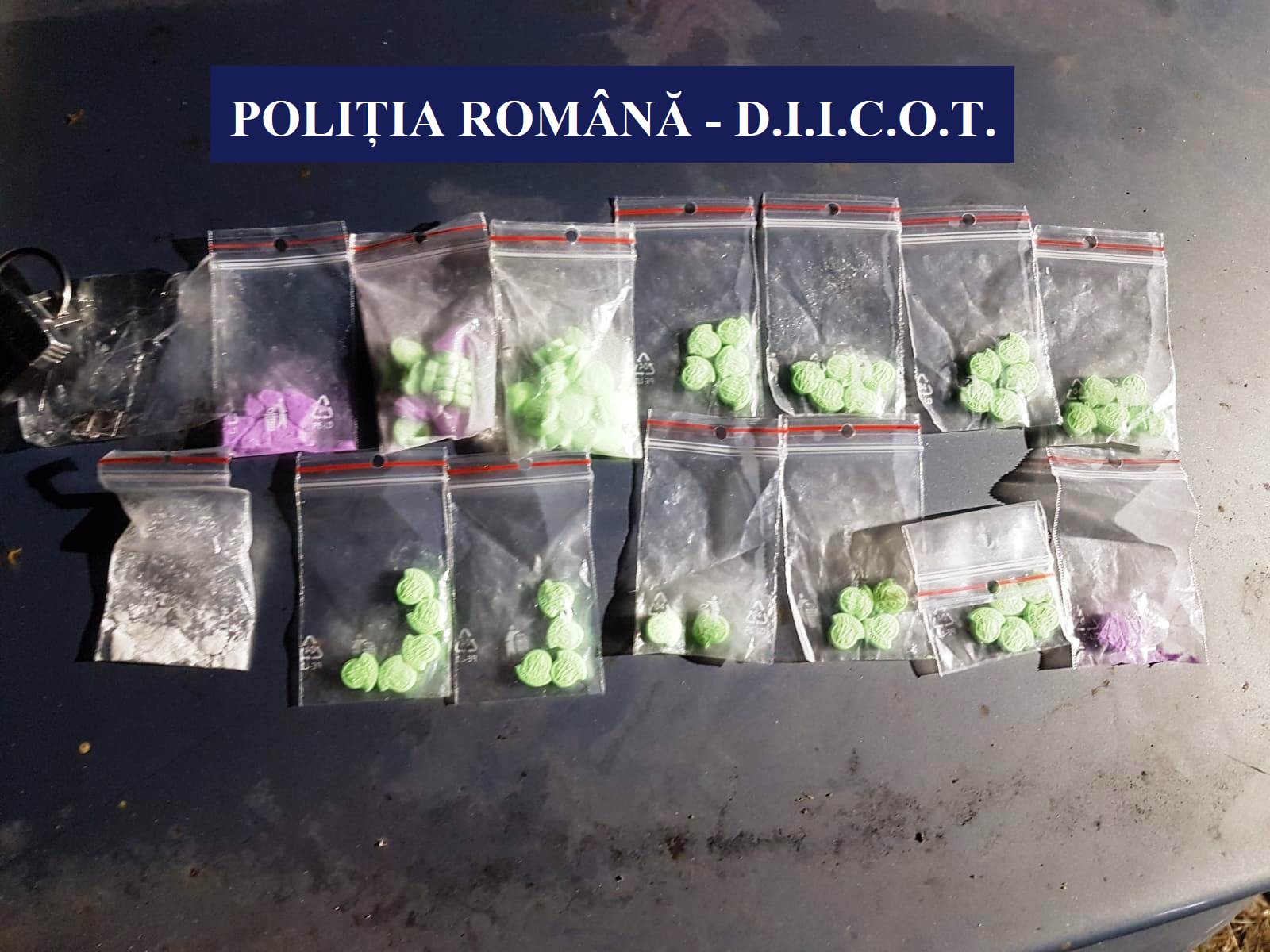 CONSTANȚA: Mandate de arestare preventivă în cazul bărbaților prinși, în flagrant, în timp ce ar fi încercat să comercializeze droguri de risc și de mare risc în Mamaia
