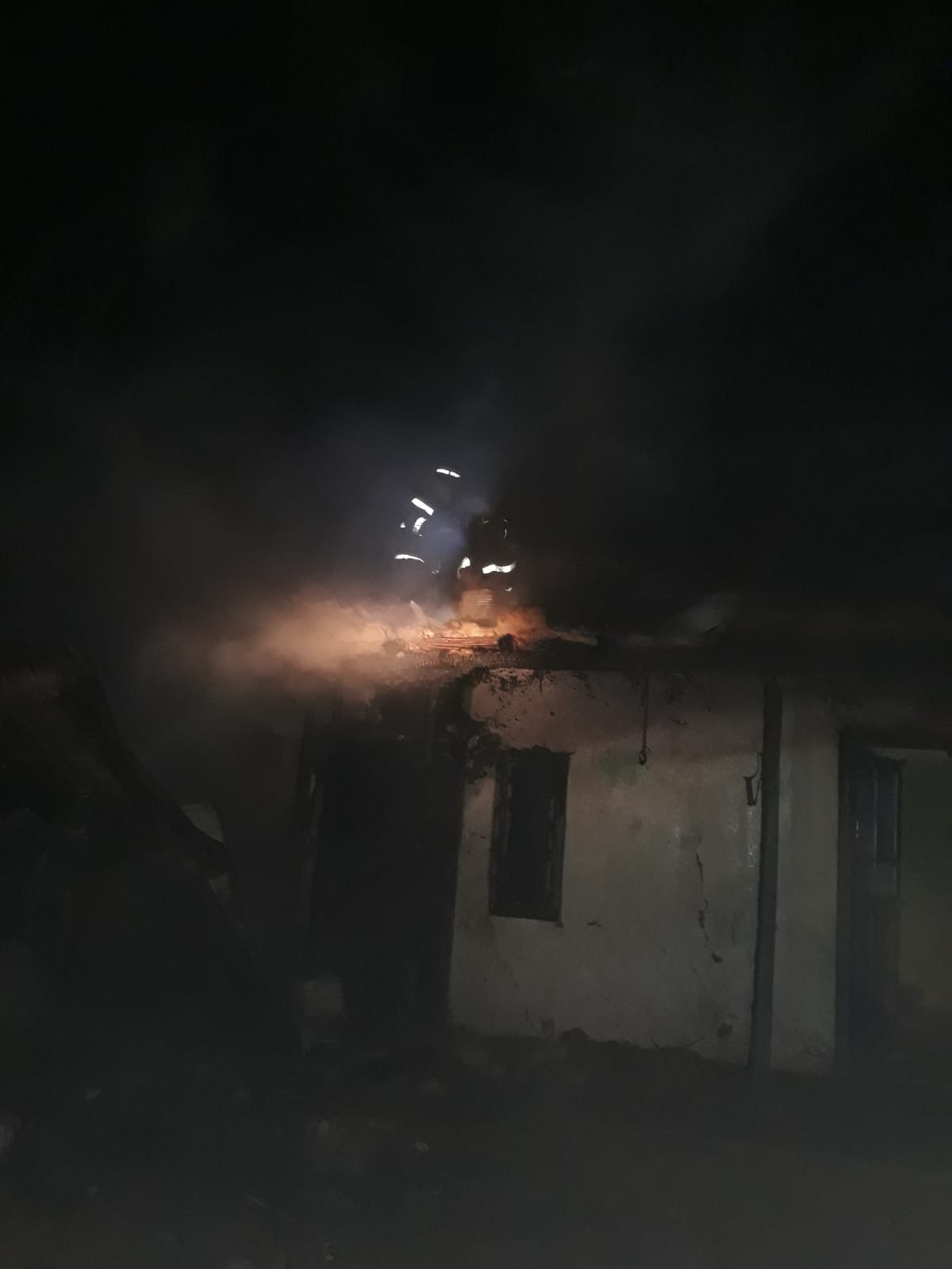 Județul TULCEA: Doi copii s-au intoxicat cu monoxid de carbon. Unul dintre ei a suferit arsuri de gradul I și II – FOTO