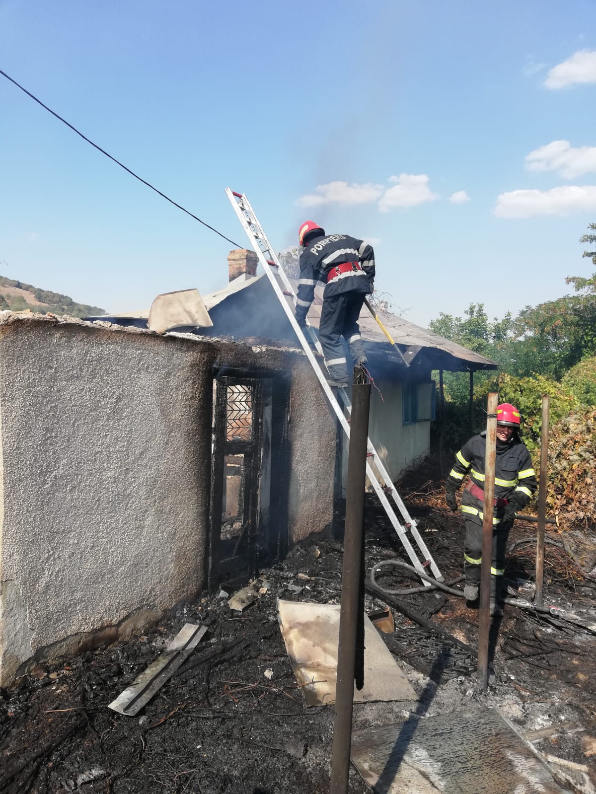 Județul TULCEA: O casă nelocuită a ars în urma unui incendiu izbucnit în zona localității Iscaccea – FOTO / VIDEO