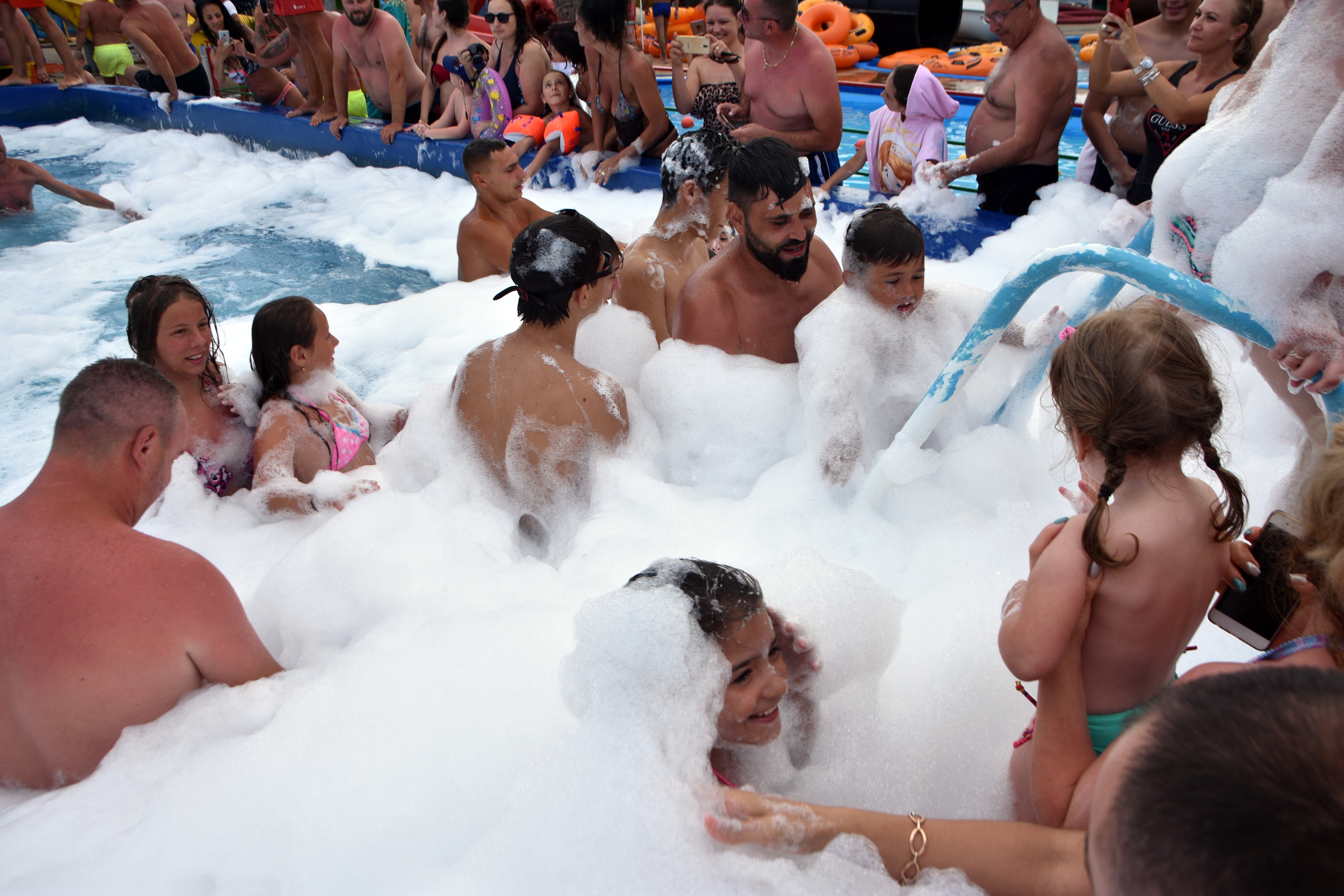 „Carnavalul copiilor” și petreceri cu spumă galbenă, la Eforie Aqua Park