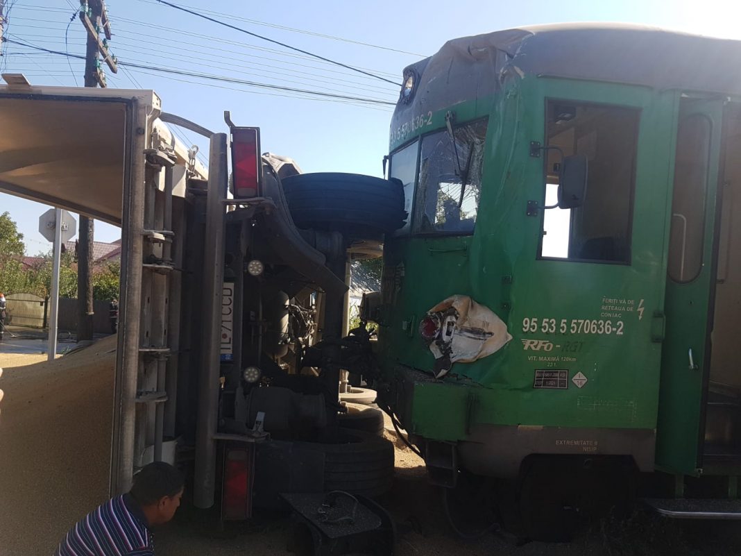 Camion înmatriculat în TULCEA, pe punctul de a produce o catastrofă feroviară