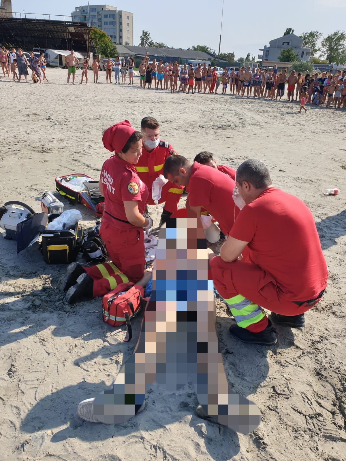 MAMAIA: O persoană a fost scoasă inconștientă din mare