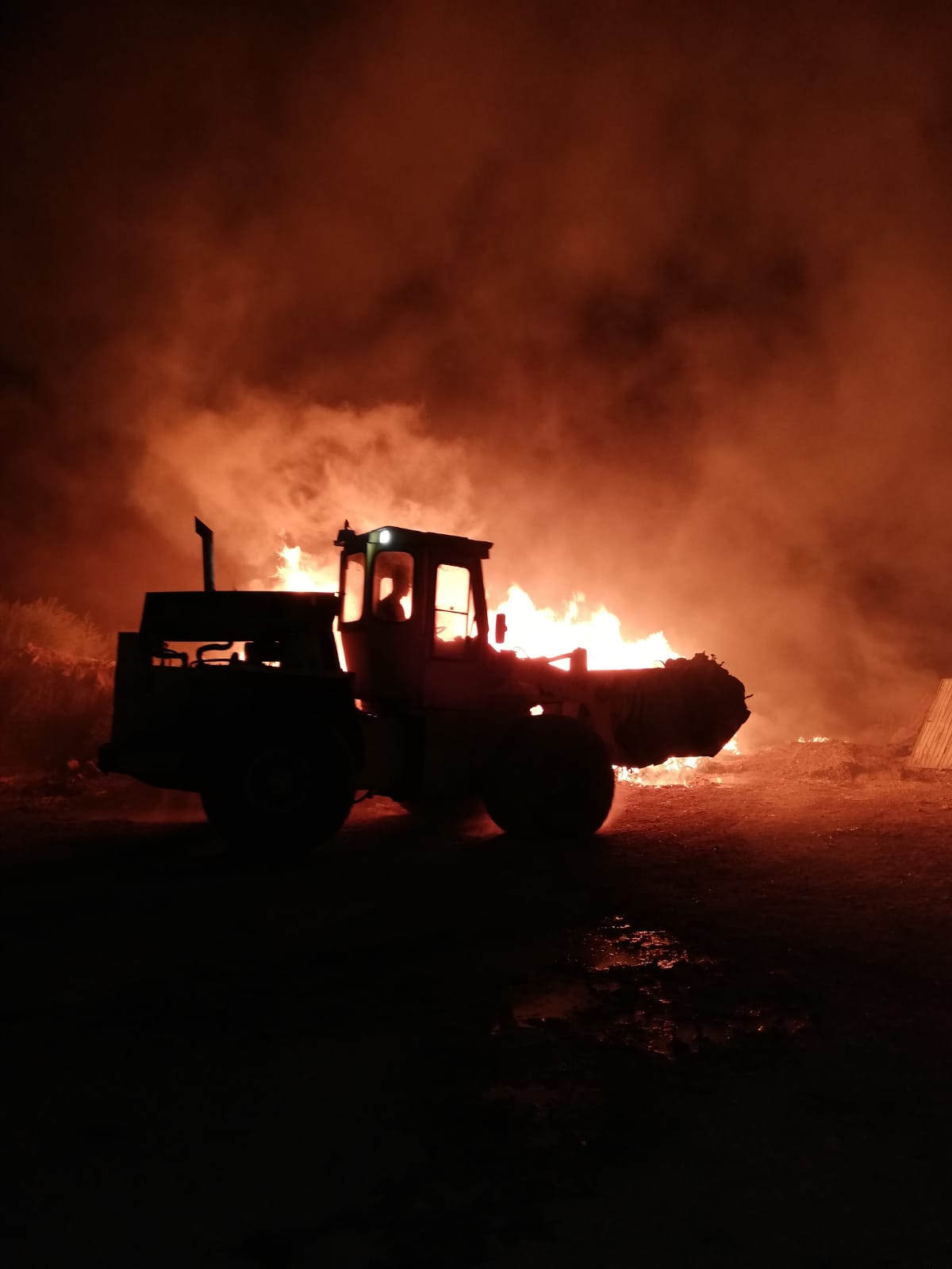 TULCEA/VIDEO: Noapte de foc pentru pompieri. Incendiu puternic la o societate comercială