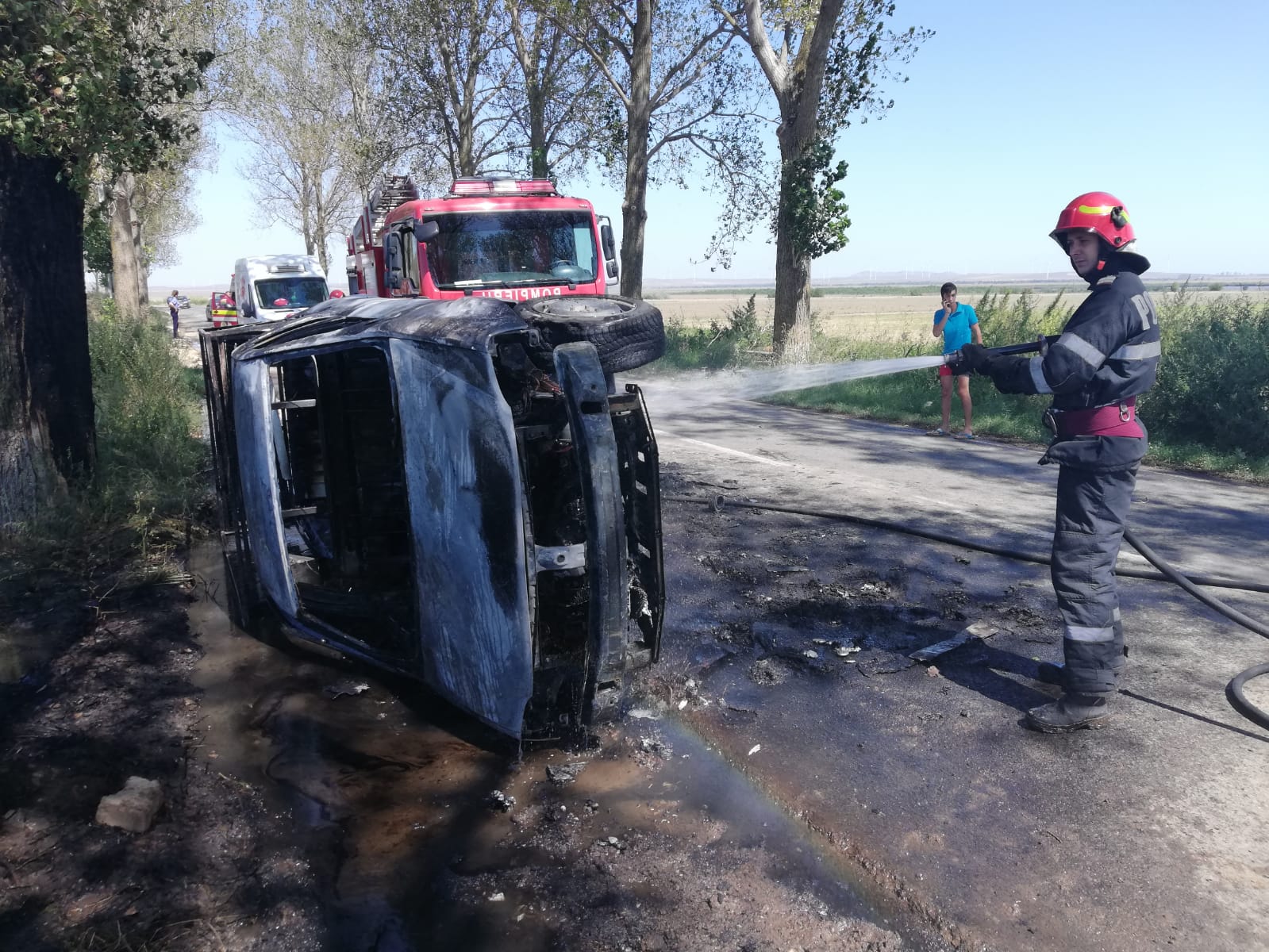 TULCEA/FOTO: Autoturism în flăcări din cauza unui accident rutier